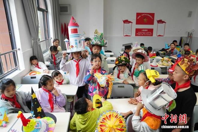 云南昆明：小学生设计创意帽子迎开学